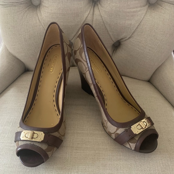 GORGEOUS SIZE 7.5 COACH SHOES - Picture 2 of 5